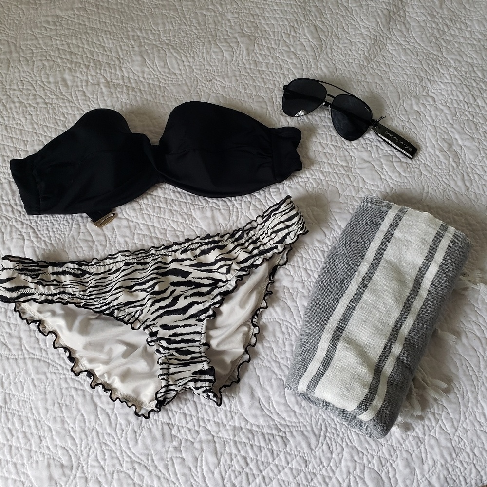 VS Ruffle Cheeky bikini bottom
